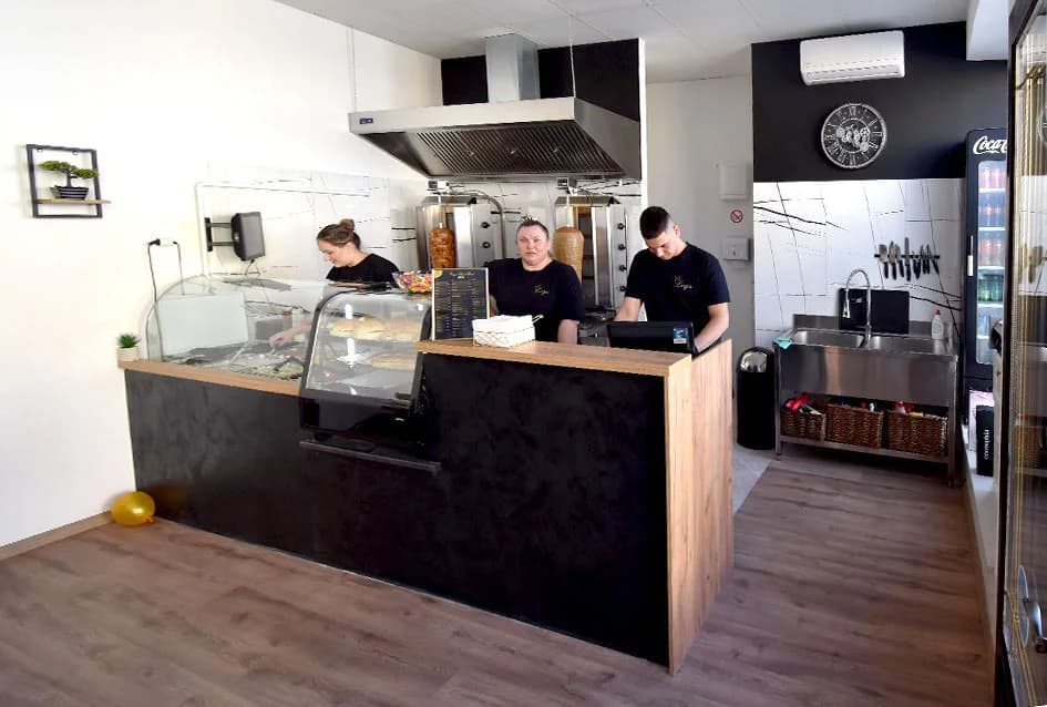 Raznovrsne i slasne delicije u novom FAST FOOD-u u Požegi: Kebab, burgeri, pohana pileća krilca…