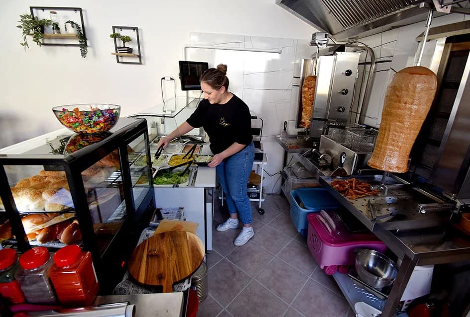 Raznovrsne i slasne delicije u novom FAST FOOD-u u Požegi: Kebab, burgeri, pohana pileća krilca…