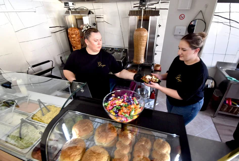 Raznovrsne i slasne delicije u novom FAST FOOD-u u Požegi: Kebab, burgeri, pohana pileća krilca…