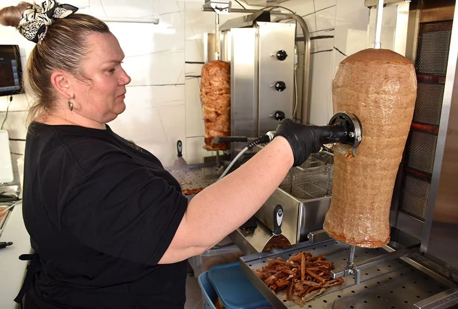 Raznovrsne i slasne delicije u novom FAST FOOD-u u Požegi: Kebab, burgeri, pohana pileća krilca…