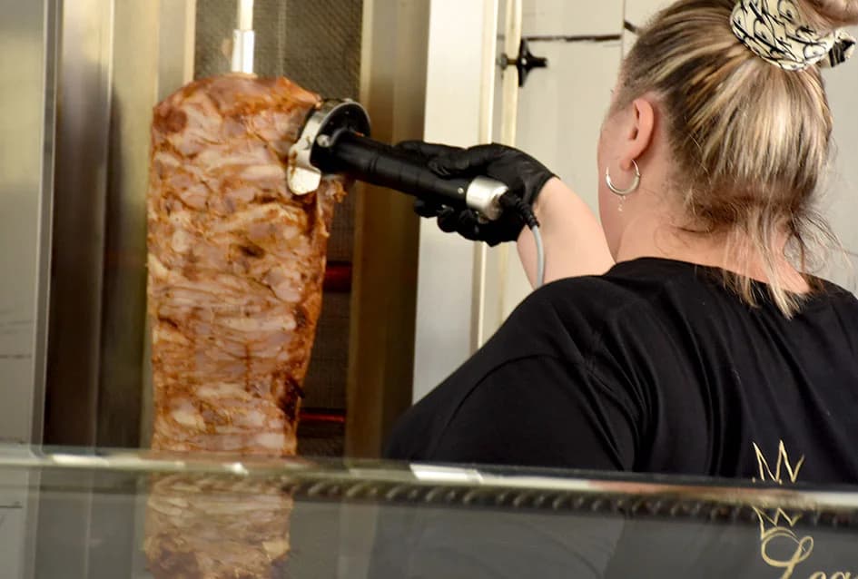 Raznovrsne i slasne delicije u novom FAST FOOD-u u Požegi: Kebab, burgeri, pohana pileća krilca…