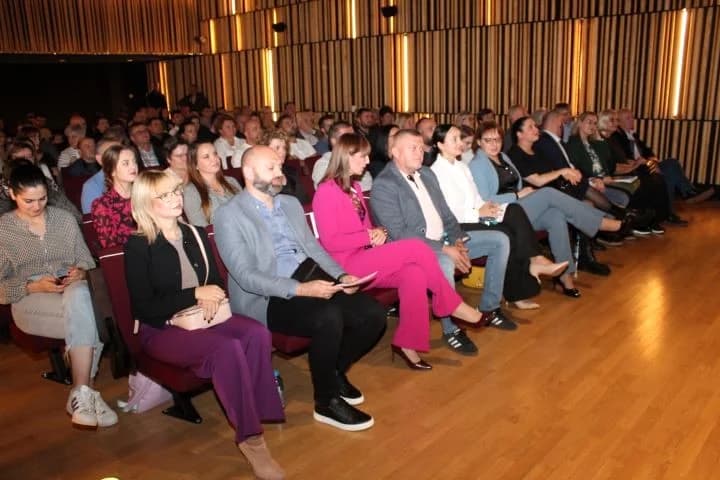 MULTIMEDIJALNA DVORANA TERRA PANONICA: Održan koncert Brodskog tamburaškog orkestra i promoviran spot o bećarcu