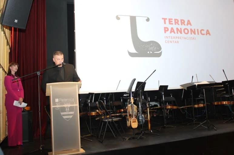 MULTIMEDIJALNA DVORANA TERRA PANONICA: Održan koncert Brodskog tamburaškog orkestra i promoviran spot o bećarcu