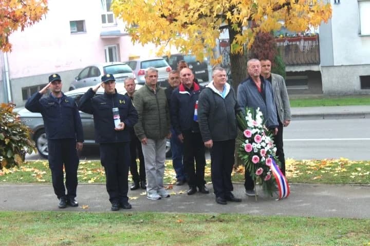 U PLETERNICI UZ BLAGDAN SVIH SVETIH Položeni vijenci ispred spomen-obilježja hrvatskim braniteljima, biste dr. Franje Tuđmana i na gradskom groblju