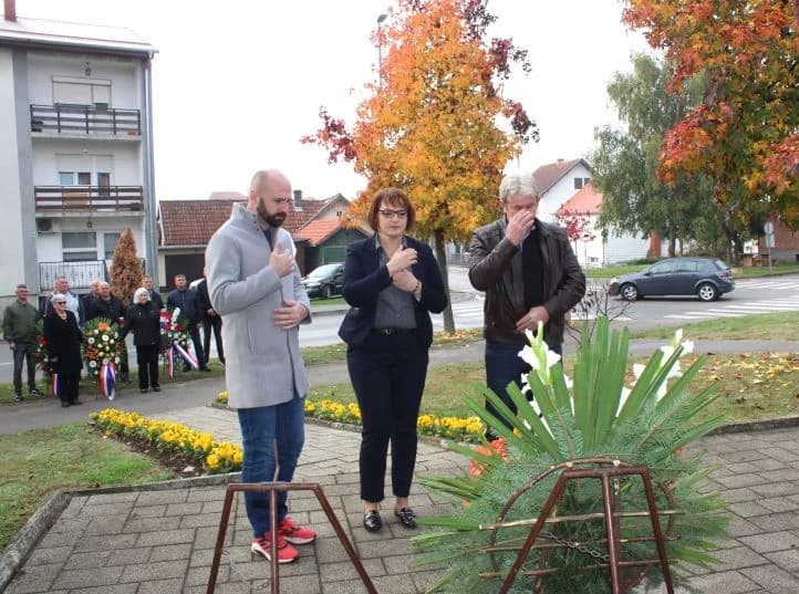 U PLETERNICI UZ BLAGDAN SVIH SVETIH Položeni vijenci ispred spomen-obilježja hrvatskim braniteljima, biste dr. Franje Tuđmana i na gradskom groblju