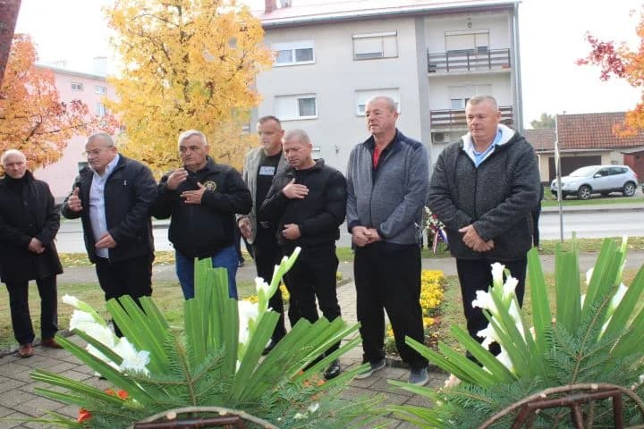 U PLETERNICI UZ BLAGDAN SVIH SVETIH Položeni vijenci ispred spomen-obilježja hrvatskim braniteljima, biste dr. Franje Tuđmana i na gradskom groblju