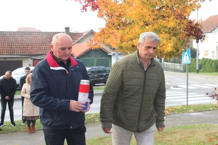 U PLETERNICI UZ BLAGDAN SVIH SVETIH Položeni vijenci ispred spomen-obilježja hrvatskim braniteljima, biste dr. Franje Tuđmana i na gradskom groblju