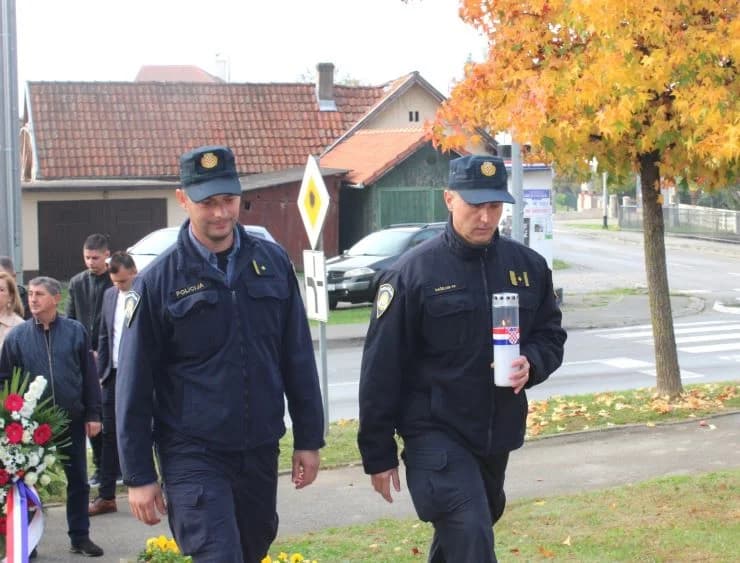 U PLETERNICI UZ BLAGDAN SVIH SVETIH Položeni vijenci ispred spomen-obilježja hrvatskim braniteljima, biste dr. Franje Tuđmana i na gradskom groblju