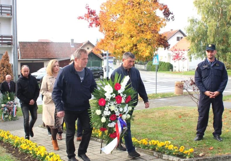 U PLETERNICI UZ BLAGDAN SVIH SVETIH Položeni vijenci ispred spomen-obilježja hrvatskim braniteljima, biste dr. Franje Tuđmana i na gradskom groblju