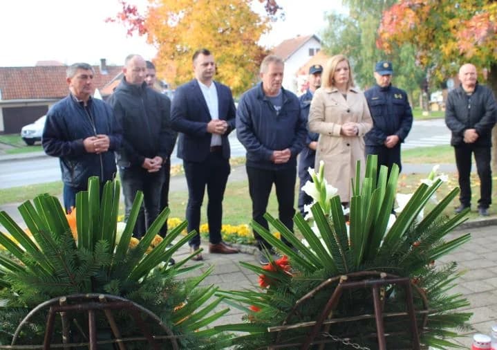 U PLETERNICI UZ BLAGDAN SVIH SVETIH Položeni vijenci ispred spomen-obilježja hrvatskim braniteljima, biste dr. Franje Tuđmana i na gradskom groblju