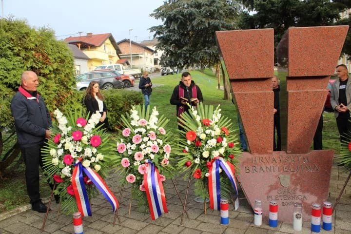U PLETERNICI UZ BLAGDAN SVIH SVETIH Položeni vijenci ispred spomen-obilježja hrvatskim braniteljima, biste dr. Franje Tuđmana i na gradskom groblju