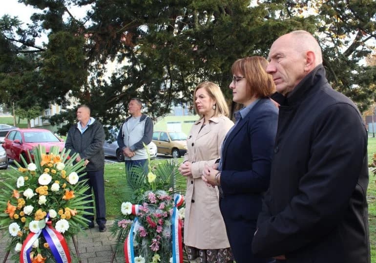 U PLETERNICI UZ BLAGDAN SVIH SVETIH Položeni vijenci ispred spomen-obilježja hrvatskim braniteljima, biste dr. Franje Tuđmana i na gradskom groblju