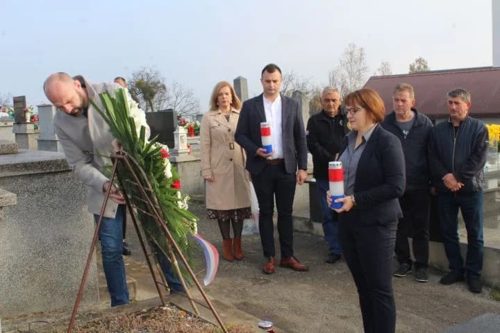U PLETERNICI UZ BLAGDAN SVIH SVETIH Položeni vijenci ispred spomen-obilježja hrvatskim braniteljima, biste dr. Franje Tuđmana i na gradskom groblju
