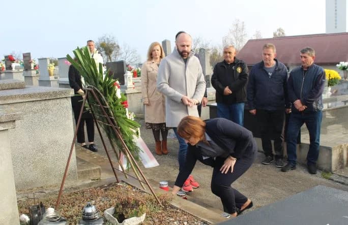 U PLETERNICI UZ BLAGDAN SVIH SVETIH Položeni vijenci ispred spomen-obilježja hrvatskim braniteljima, biste dr. Franje Tuđmana i na gradskom groblju