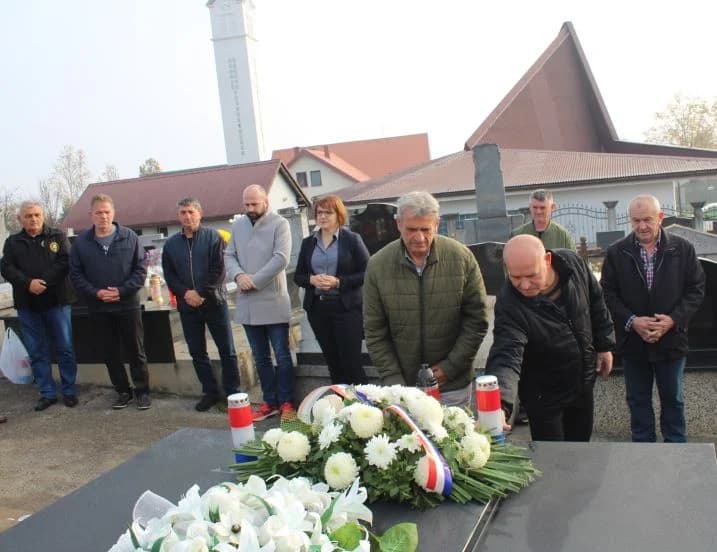 U PLETERNICI UZ BLAGDAN SVIH SVETIH Položeni vijenci ispred spomen-obilježja hrvatskim braniteljima, biste dr. Franje Tuđmana i na gradskom groblju