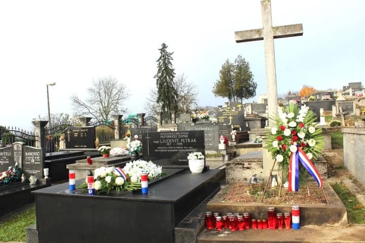 U PLETERNICI UZ BLAGDAN SVIH SVETIH Položeni vijenci ispred spomen-obilježja hrvatskim braniteljima, biste dr. Franje Tuđmana i na gradskom groblju