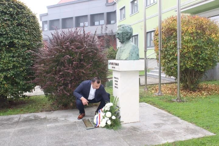 U PLETERNICI UZ BLAGDAN SVIH SVETIH Položeni vijenci ispred spomen-obilježja hrvatskim braniteljima, biste dr. Franje Tuđmana i na gradskom groblju