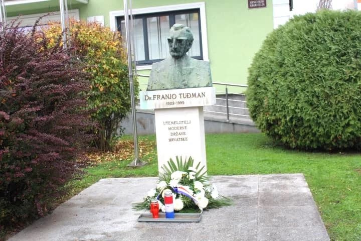 U PLETERNICI UZ BLAGDAN SVIH SVETIH Položeni vijenci ispred spomen-obilježja hrvatskim braniteljima, biste dr. Franje Tuđmana i na gradskom groblju