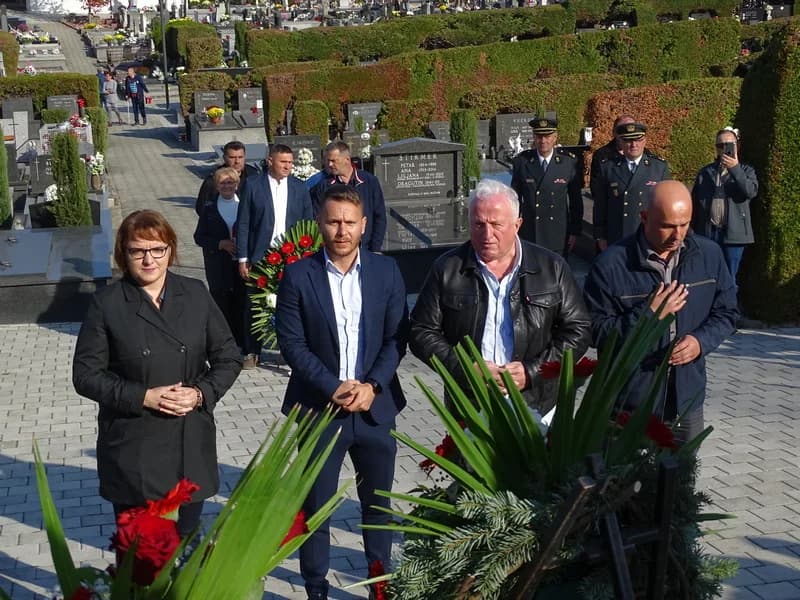 UOČI SVIH SVETIH – Položeni vijenci i zapaljene svijeće na groblju sv. Ilije u Požegi