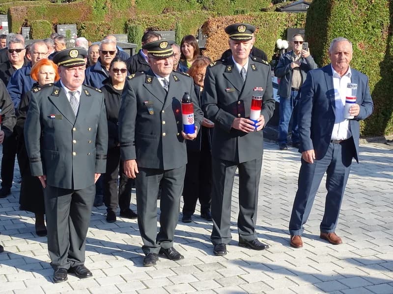 UOČI SVIH SVETIH – Položeni vijenci i zapaljene svijeće na groblju sv. Ilije u Požegi
