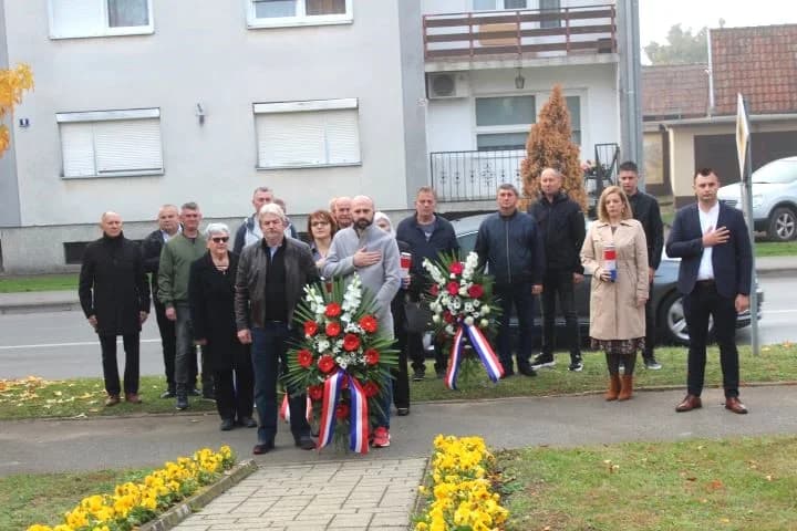 U PLETERNICI UZ BLAGDAN SVIH SVETIH: Položeni vijenci ispred spomen-obilježja hrvatskim braniteljima, biste dr. Franje Tuđmana i na gradskom groblju