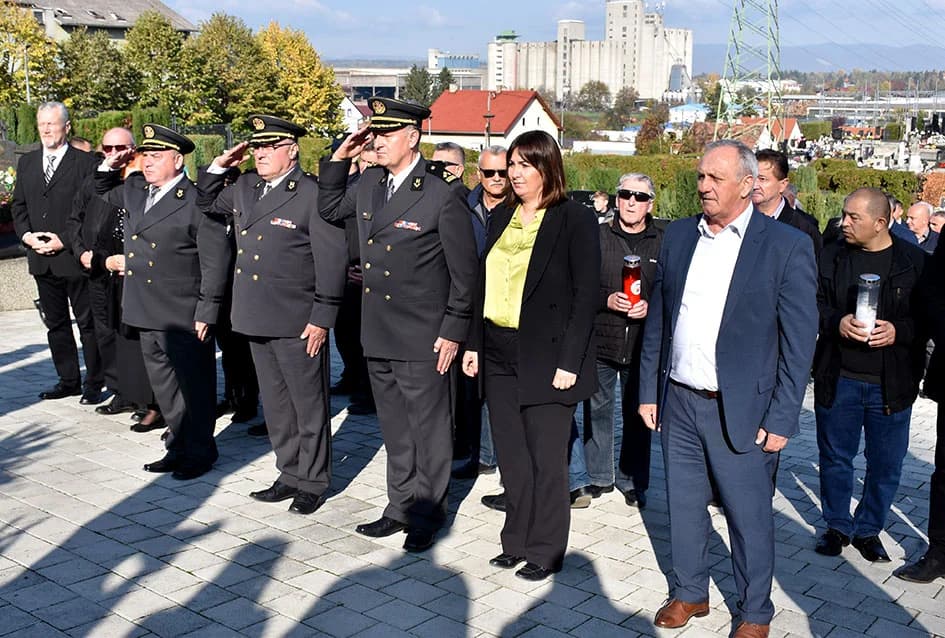 UOČI SVIH SVETIH – Položeni vijenci i zapaljene svijeće na groblju sv. Ilije u Požegi