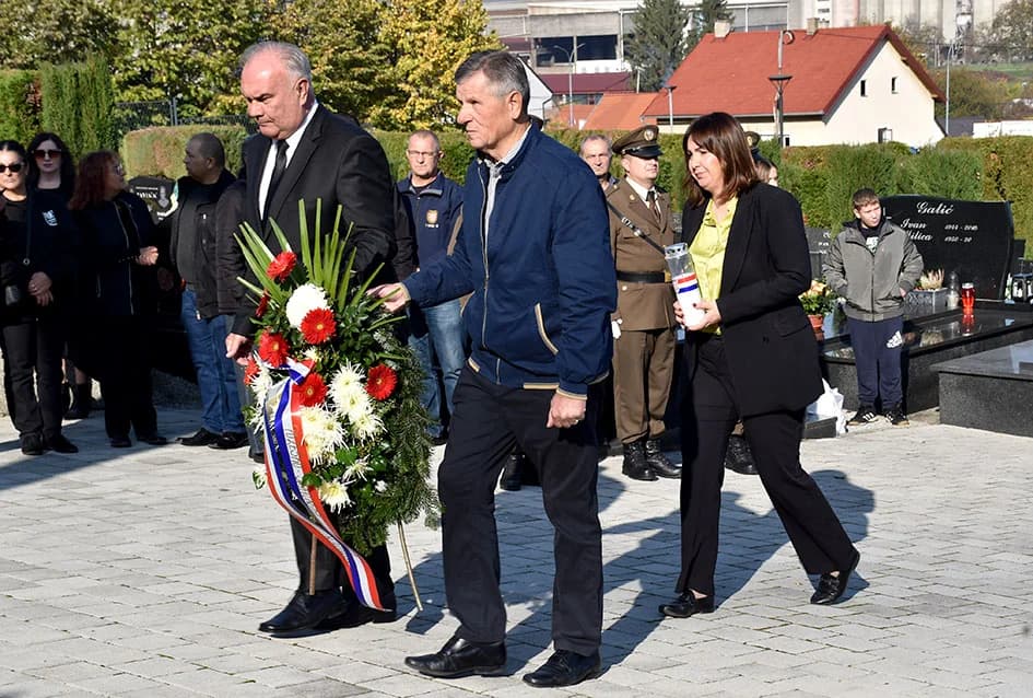 UOČI SVIH SVETIH – Položeni vijenci i zapaljene svijeće na groblju sv. Ilije u Požegi