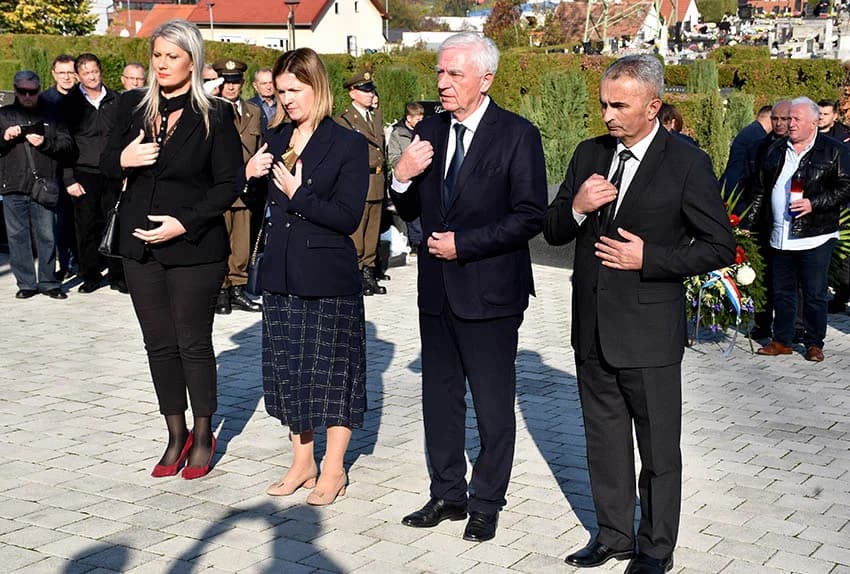 UOČI SVIH SVETIH – Položeni vijenci i zapaljene svijeće na groblju sv. Ilije u Požegi