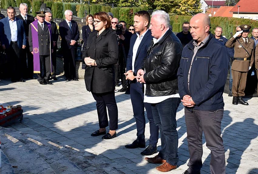 UOČI SVIH SVETIH – Položeni vijenci i zapaljene svijeće na groblju sv. Ilije u Požegi