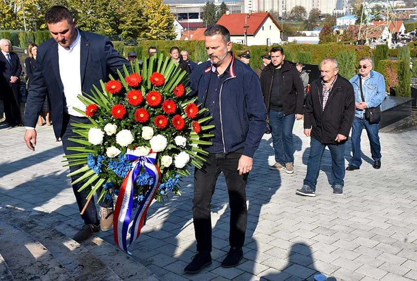 UOČI SVIH SVETIH – Položeni vijenci i zapaljene svijeće na groblju sv. Ilije u Požegi