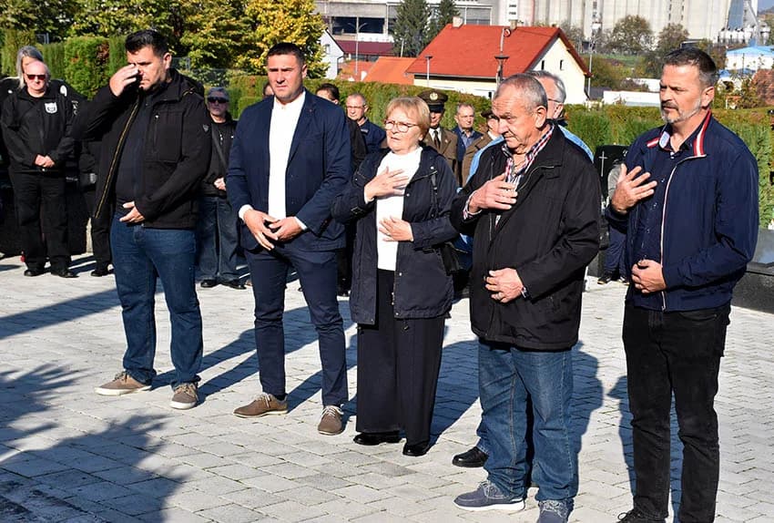 UOČI SVIH SVETIH – Položeni vijenci i zapaljene svijeće na groblju sv. Ilije u Požegi