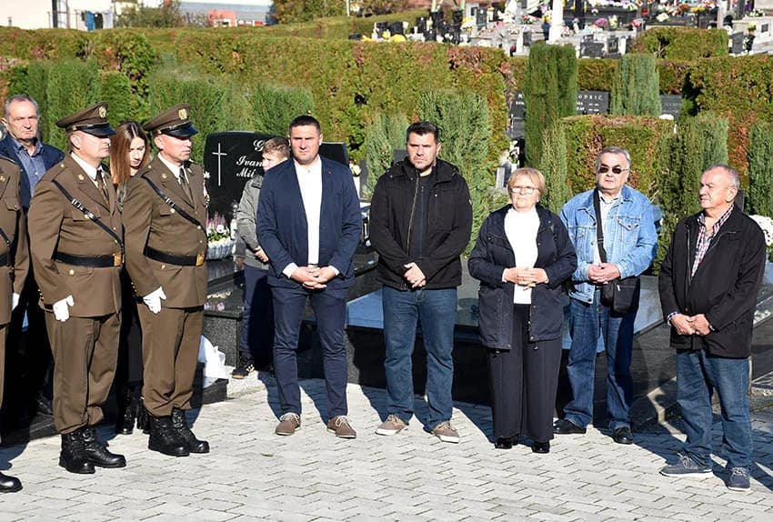 UOČI SVIH SVETIH – Položeni vijenci i zapaljene svijeće na groblju sv. Ilije u Požegi