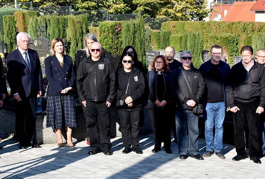 UOČI SVIH SVETIH – Položeni vijenci i zapaljene svijeće na groblju sv. Ilije u Požegi