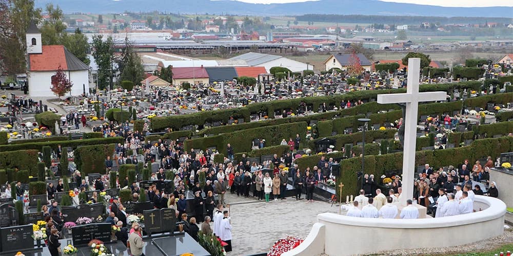 Danas slavimo svetkovina Svih Svetih: Požeški biskup msgr. Ivo Martinović predvodit će euharistijsko slavlje, molitvu odrješenja i blagoslov grobova u 15.30 sati na požeškom groblju Sv. Ilije