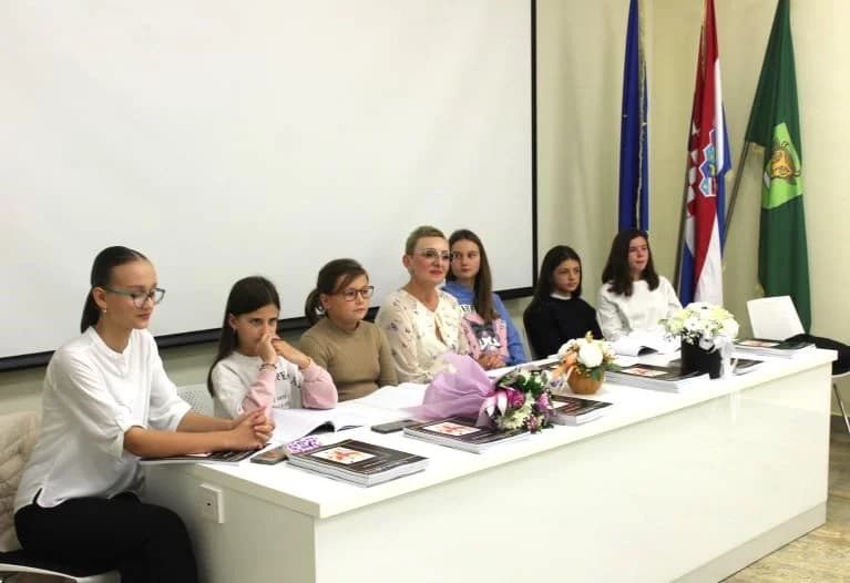 Na poetskoj večeri u Pleternici predstavljena zbirka  „Feniksova pjesma“ Ivane Strapač iz Našica.