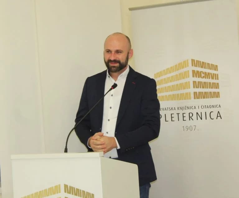 Na poetskoj večeri u Pleternici predstavljena zbirka  „Feniksova pjesma“ Ivane Strapač iz Našica.