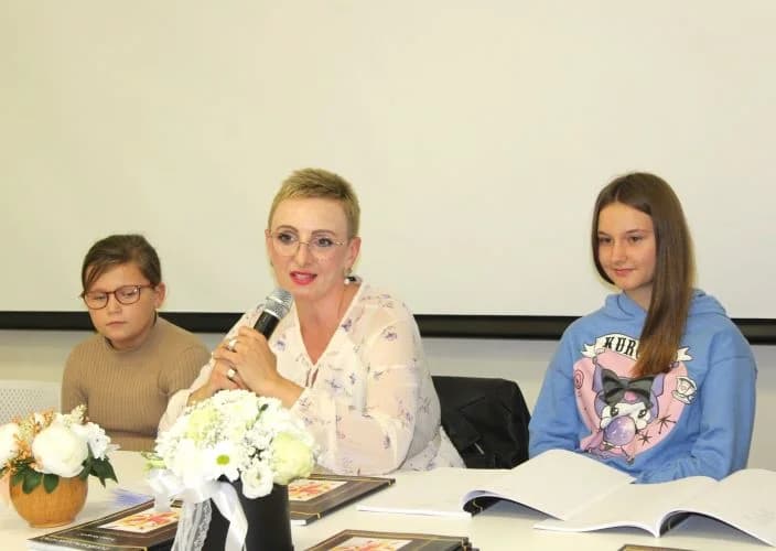 Na poetskoj večeri u Pleternici predstavljena zbirka  „Feniksova pjesma“ Ivane Strapač iz Našica.