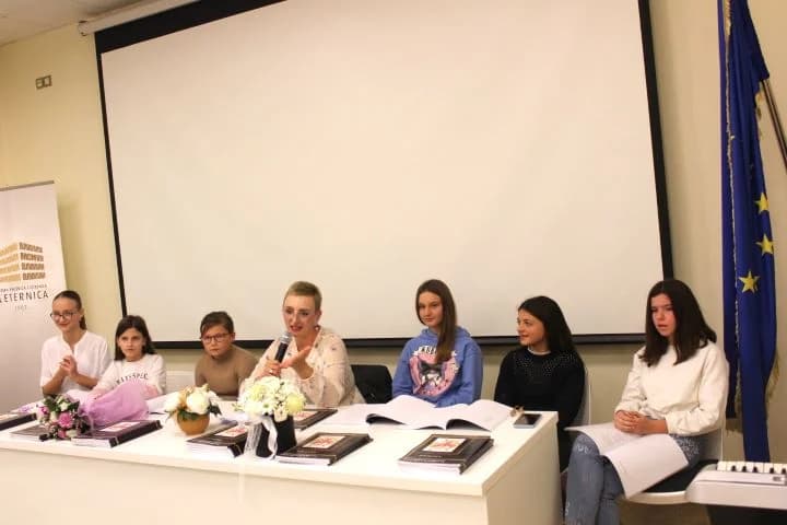Na poetskoj večeri u Pleternici predstavljena zbirka  „Feniksova pjesma“ Ivane Strapač iz Našica.