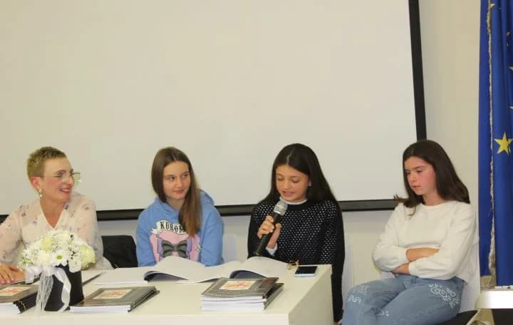 Na poetskoj večeri u Pleternici predstavljena zbirka  „Feniksova pjesma“ Ivane Strapač iz Našica.