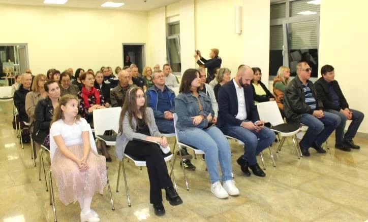 Na poetskoj večeri u Pleternici predstavljena zbirka  „Feniksova pjesma“ Ivane Strapač iz Našica.