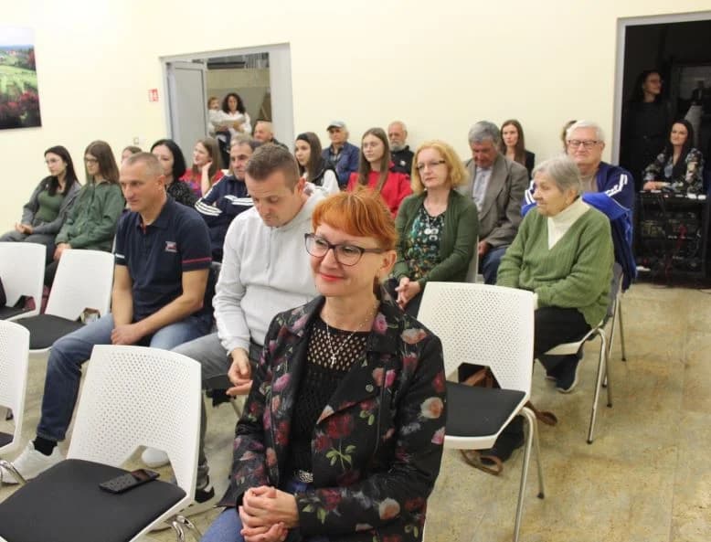 Na poetskoj večeri u Pleternici predstavljena zbirka  „Feniksova pjesma“ Ivane Strapač iz Našica.