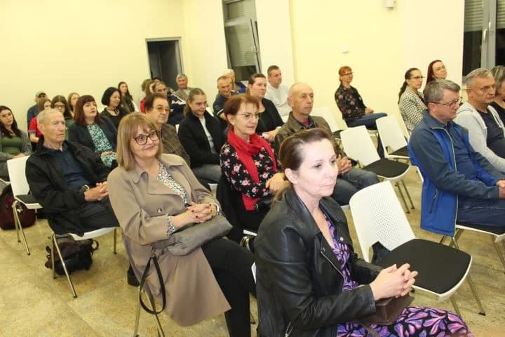 Na poetskoj večeri u Pleternici predstavljena zbirka  „Feniksova pjesma“ Ivane Strapač iz Našica.