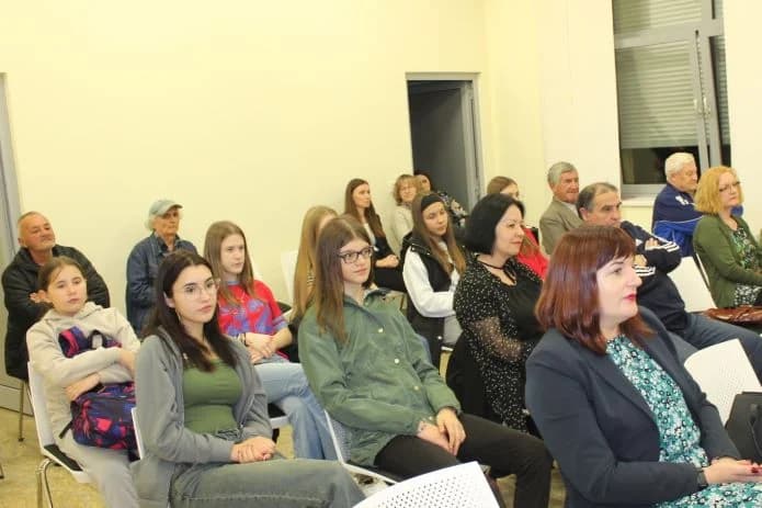 Na poetskoj večeri u Pleternici predstavljena zbirka  „Feniksova pjesma“ Ivane Strapač iz Našica.