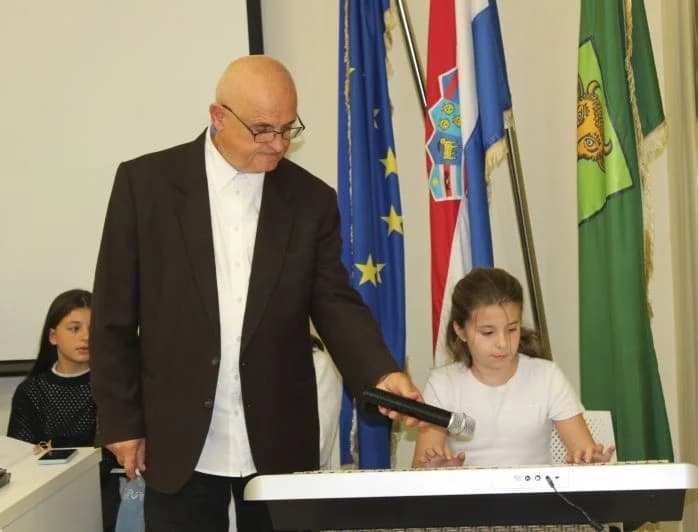 Na poetskoj večeri u Pleternici predstavljena zbirka  „Feniksova pjesma“ Ivane Strapač iz Našica.