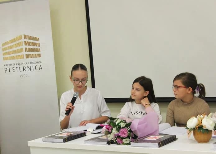 Na poetskoj večeri u Pleternici predstavljena zbirka  „Feniksova pjesma“ Ivane Strapač iz Našica.