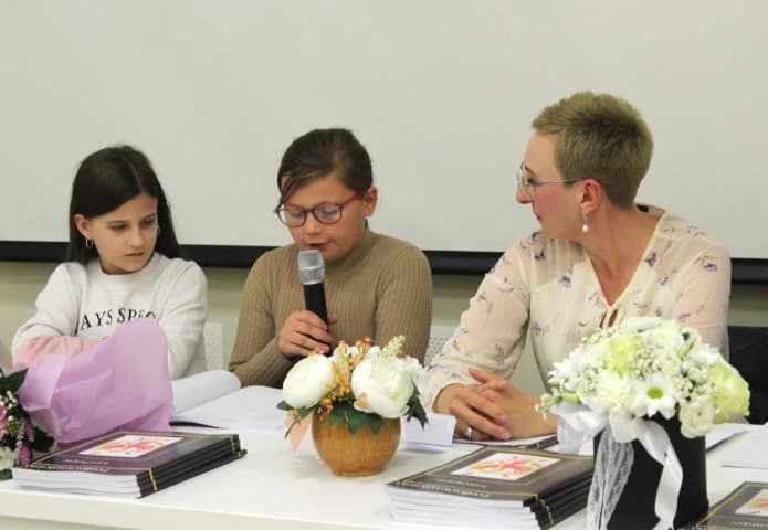 Na poetskoj večeri u Pleternici predstavljena zbirka  „Feniksova pjesma“ Ivane Strapač iz Našica.