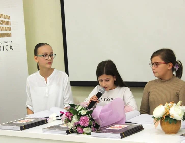Na poetskoj večeri u Pleternici predstavljena zbirka  „Feniksova pjesma“ Ivane Strapač iz Našica.
