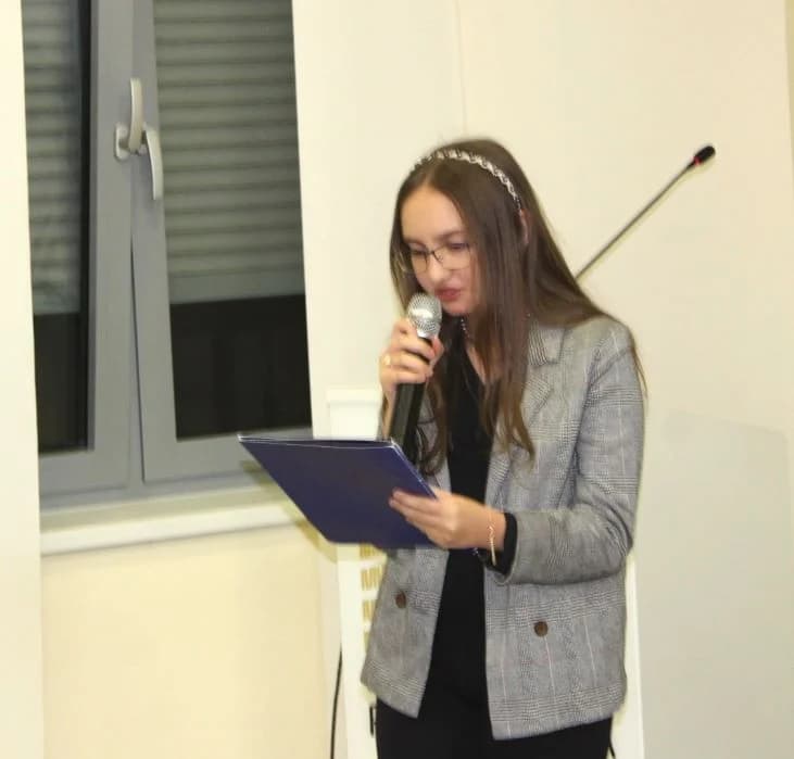 Na poetskoj večeri u Pleternici predstavljena zbirka  „Feniksova pjesma“ Ivane Strapač iz Našica.