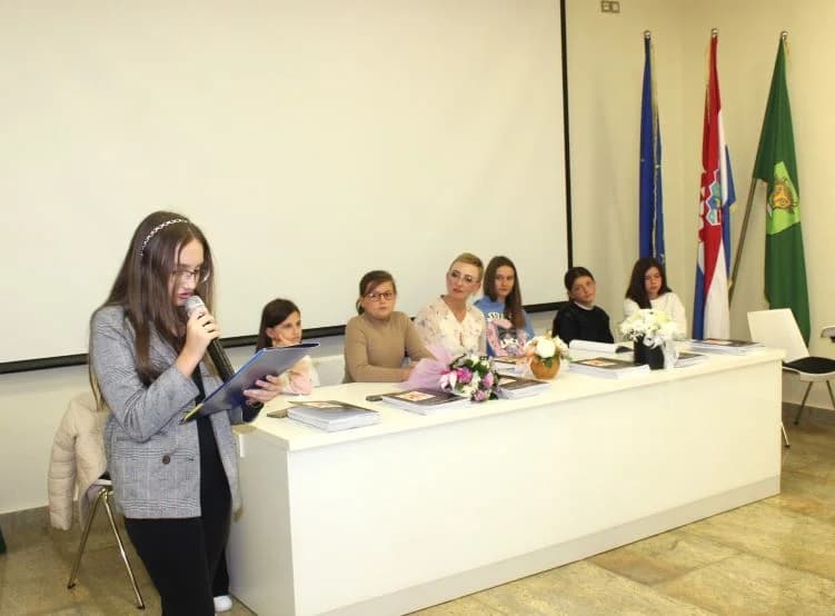 Na poetskoj večeri u Pleternici predstavljena zbirka  „Feniksova pjesma“ Ivane Strapač iz Našica.