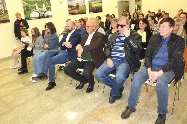 Na poetskoj večeri u Pleternici predstavljena zbirka  „Feniksova pjesma“ Ivane Strapač iz Našica.